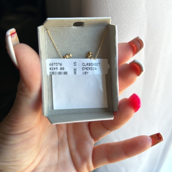 Gold and emerald earrings and necklace. - Picture 3 of 4